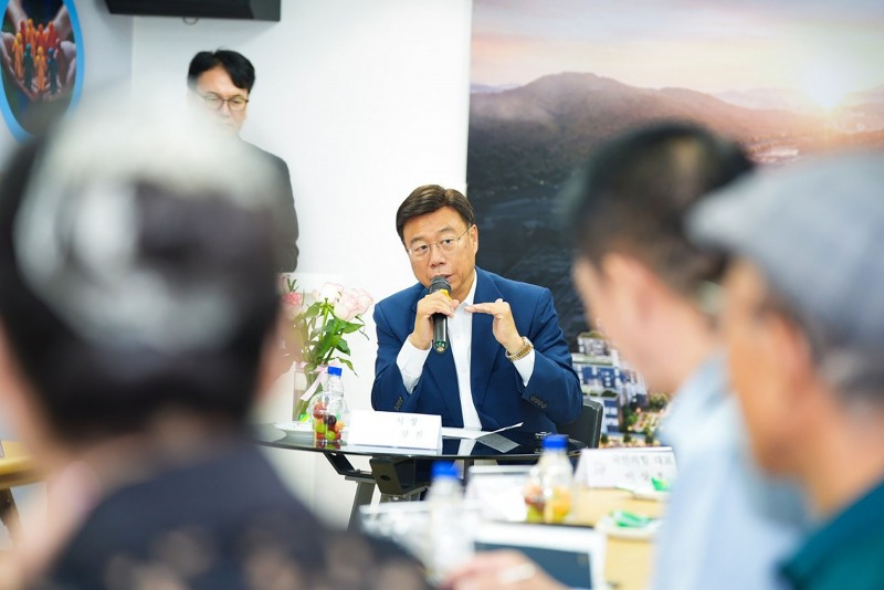 신상진 성남시장은 1일 민선 9기 취임 첫 일정으로 수정·중원 재개발사업 현장을 찾아 주민들과 소통했다./성남시