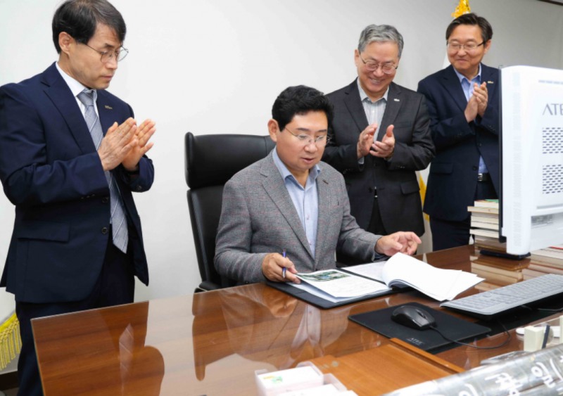 민선9기 출범 첫날 용인시 반도체산업 육성 및 클러스터 조성 종합계획에 서명