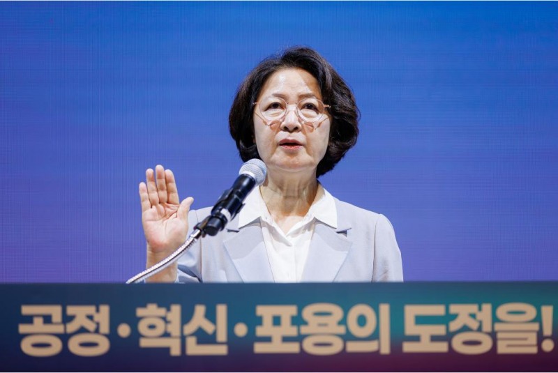 1일 오전 수원특례시 경기도청 다산홀에서 진행된 제37대 경기도지사 취임식에서 추미애 경기도지사가 취임선서를 하고 있다/경기도