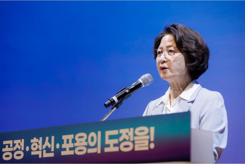 1일 오전 수원특례시 경기도청 다산홀에서 진행된 제37대 경기도지사 취임식에서 추미애 경기도지사가 취임사를 하고 있다./경기도