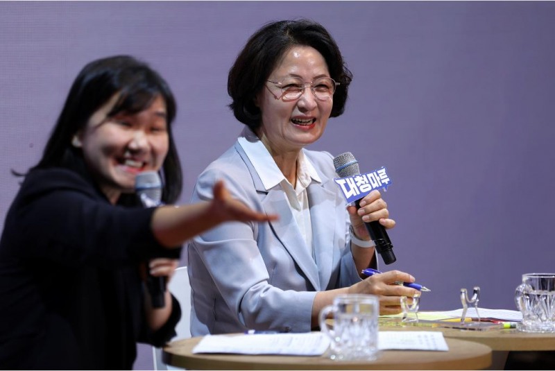 1일 오전 수원특례시 경기도청 다산홀에서 진행된 제37대 경기도지사 취임식에서 추미애 경기도지사가 도민들 질의에 답변을 하고 있다./경기도