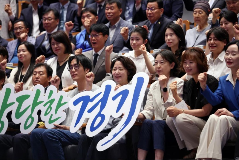 1일 오전 수원특례시 경기도청 다산홀에서 진행된 제37대 경기도지사 취임식에서 추미애 경기도지사, 국회의원, 도의원, 유관기관장 및 도민 등 400여 명이 기념촬영을 하고 있다./경기도