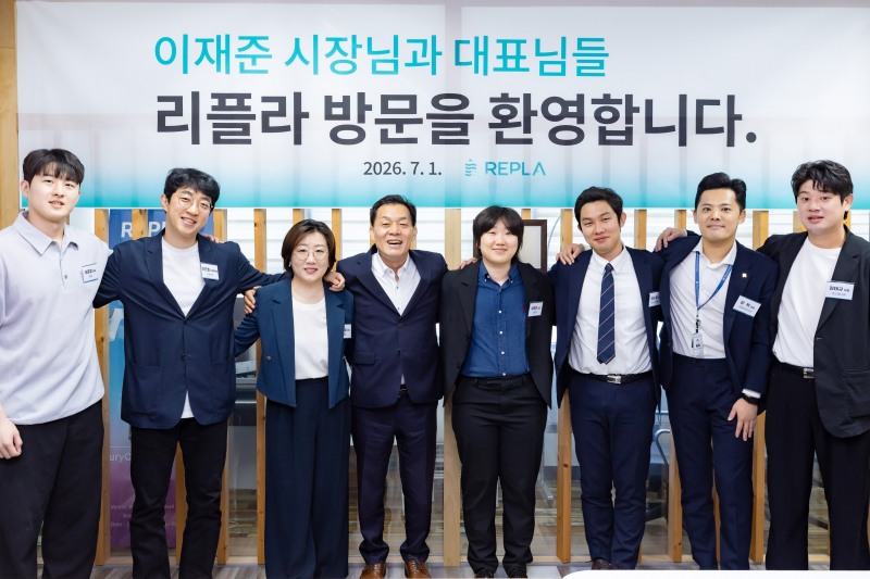 이재준 수원특례시장(왼쪽 4번째)이 청년벤처기업인들과 어깨동무를 하며 함께하고 있다./수원시