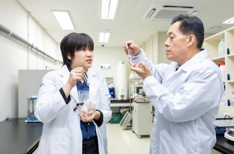 간담회에 앞서 ㈜리플라의 연구시설을 찾은 이재준 수원특레시장 /수원시