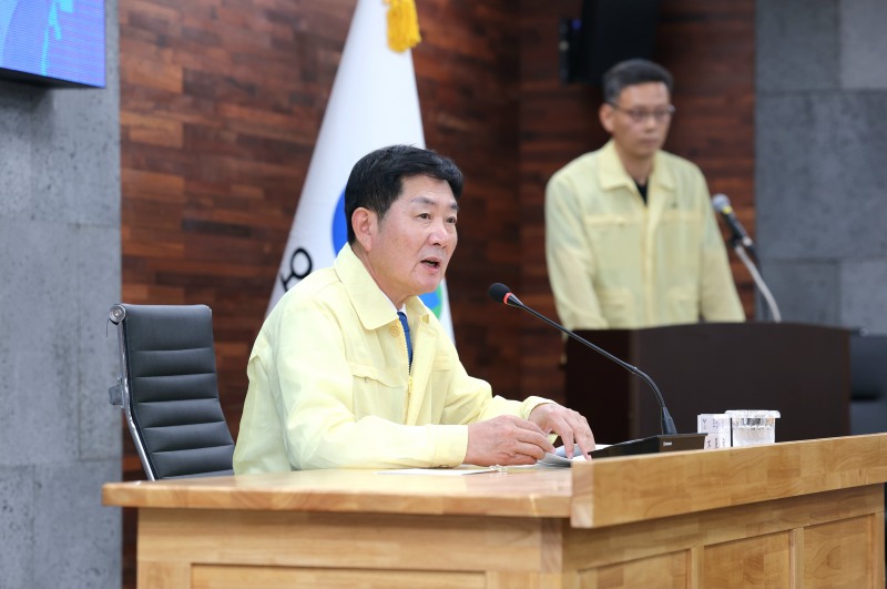 조용호 오산시장이 1일 여름철 자연재난에 대비하기 위한 중점대비 회의를 주재하고 있따. /오산시