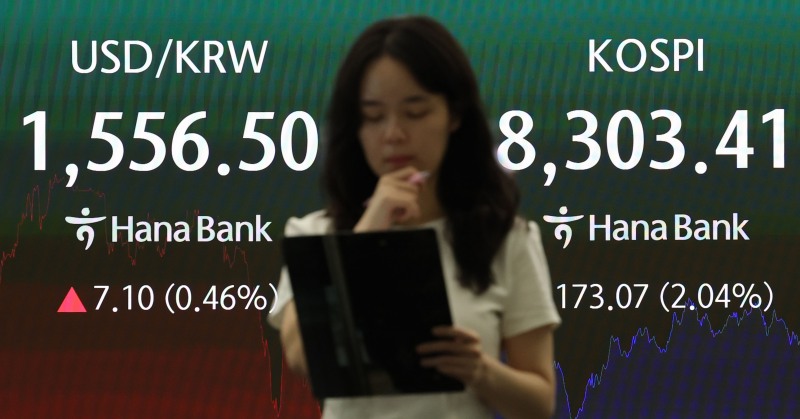 1일 서울 중구 하나은행 딜링룸에서 딜러들이 업무를 보고 있다./연합뉴스