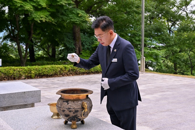 전진선 양평군수가 1일 현충탑에 분향을 하고있다. /양평군