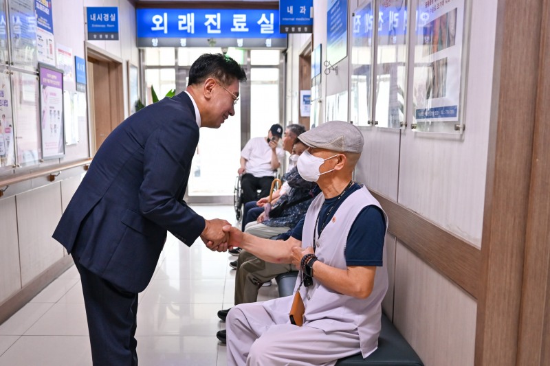 전진선 양평군수가 어른신과 함께하고 있다. /양평군