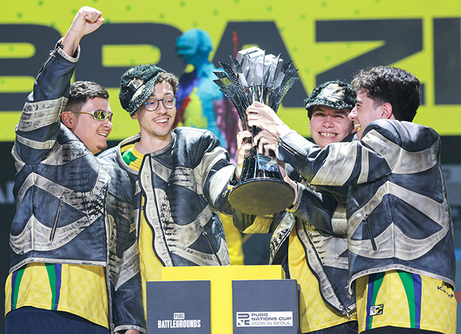 'PNC 2026 in Seoul'에서 우승한 브라질 대표팀이 서울 장충체육관에서 우승 트로피를 들어 올리고 있다. 사진 제공 : 크래프톤