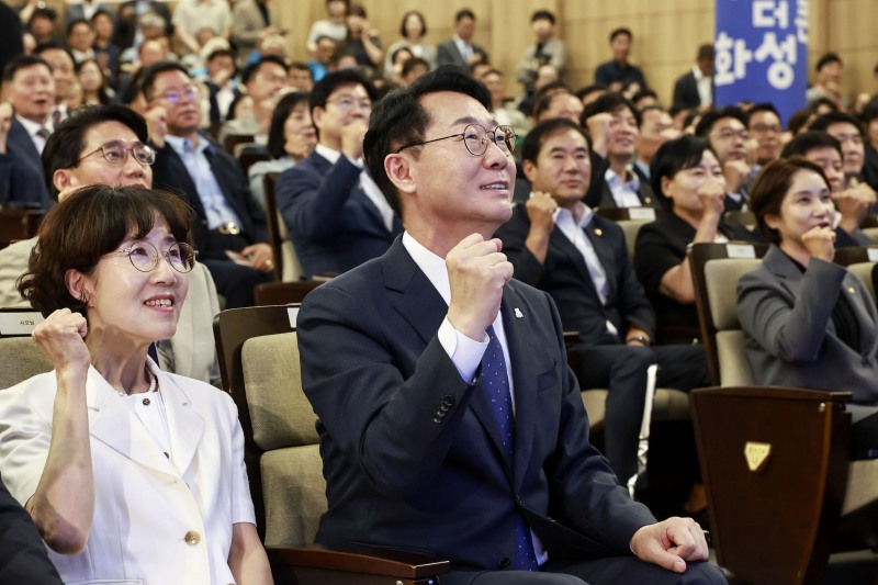 5-6. 정명근 화성특례시장이 취임식 참석자들과 함께 민선9기 출범을 다짐하고 있다./화성시