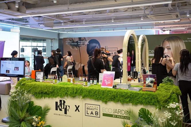 에코쟈뎅(ECO JARDIN)이 AI 기반 스마트 미러 시스템과 글로벌 예약 플랫폼을 앞세워 외국인 고객 서비스를 확대하고 있다.