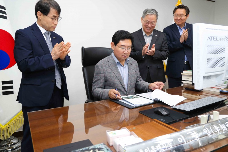 18-6. 이상일 용인특례시장이 민선9기 출범 첫날인 7월 1일 첫번째 결재로 ‘용인 르네상스 2.0 용인시 반도체산업 육성 및 클러스터 조성 종합계획’에 서명하고 있다./용인시