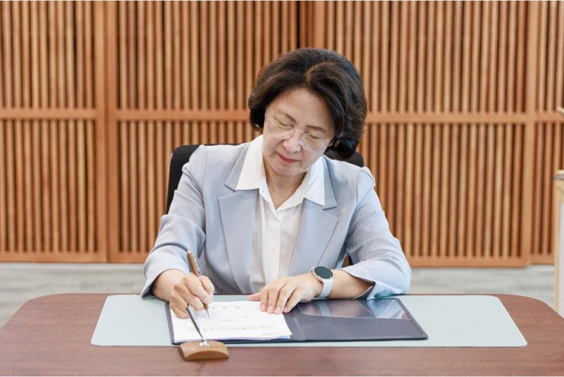 1일 오후 수원특례시 경기도청 집무실에서 추미애 경기도지사가 제1호 결재를 하고 있다./경기도