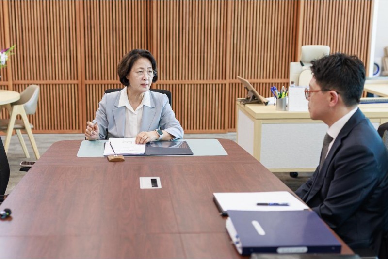 1일 오후 수원특례시 경기도청 집무실에서 추미애 경기도지사가 AI국장에게 보고를 받고 있다./경기도