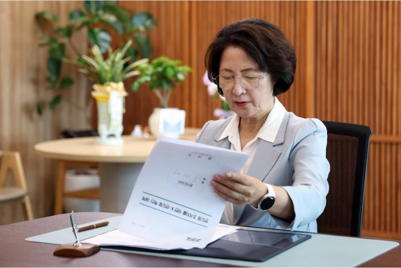 1일 오후 경기도청 집무실에서 추미애 경기도지사가 제1호 결재 서류를 살펴보고 있다./경기도