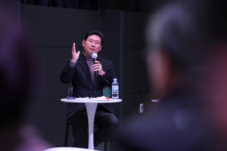 이상일 용인특례시장이 올 2월 13일 신갈동 주민들에게 '신갈오거리 스마트 도시재생사업'에 대해 설명하고 있다. /용인시
