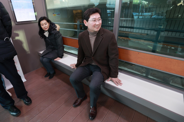 이상일 용인특례시장이 신갈시외버스정류소에 조성한 스마트정류장 온열의자를 체험하고 있다./용인시
