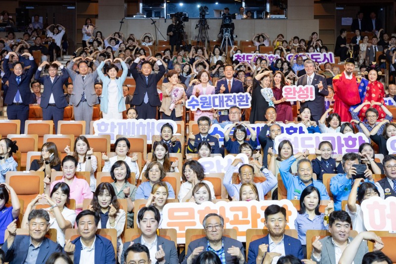 이재준 수원특례시장이 시민들과 함께하고 있다./수원시