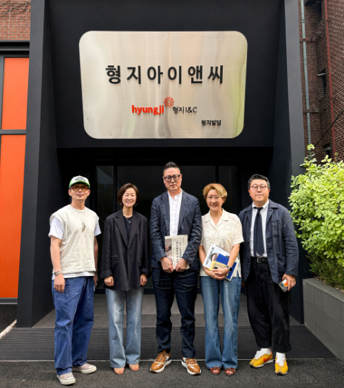 지난 30일 형지I&C 본사에서 앞에서(왼쪽부터) 김동오 예작 상품본부장, 최혜원 형지I&C 대표, 석용배 CD, 채은주 마케팅부장, 정진영 본(BON) 사업부장의 모습