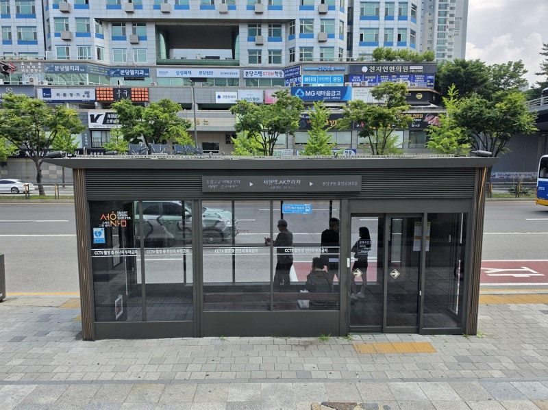 -서현역 앞에 설치된 성남시 스마트 버스쉘터. /성남시