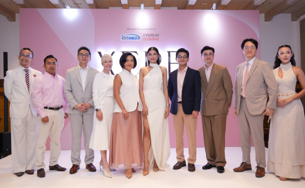 사이노슈어 루트로닉의 듀얼 모노폴라 고주파(RF) 의료기기 ‘세르프(XERF)’와 관계자 및 임원진들이 기념촬영을 하고 있다. (출처=사이노슈어 루트로닉)