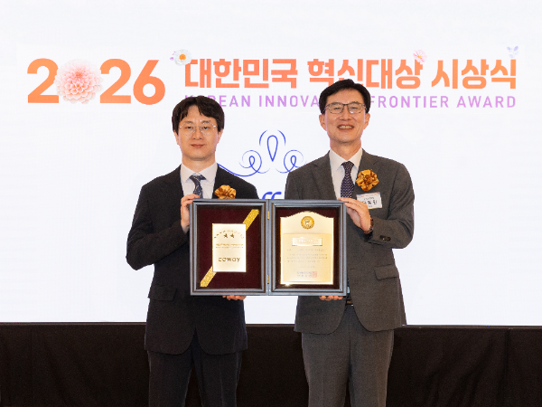 2026 대한민국 혁신대상 시상식에서 박정철 코웨이 워터개발1실장(왼쪽)과 문동민 한국표준협회장(오른쪽)이 기념촬영을 하고 있다.