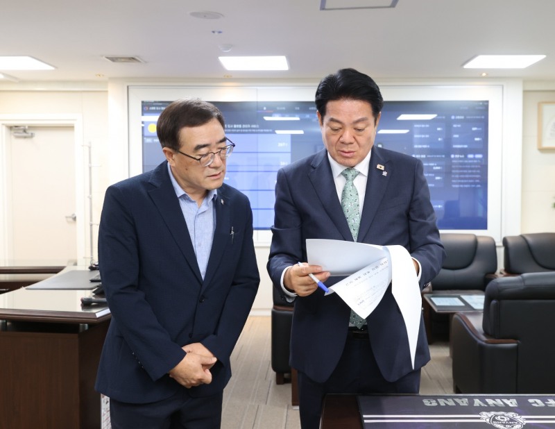 최대호 안양시장이 2일 오후 집무실에서 시청사 기업유치 공모 추진계획 보고 서류를 살펴보고 있다/안양시