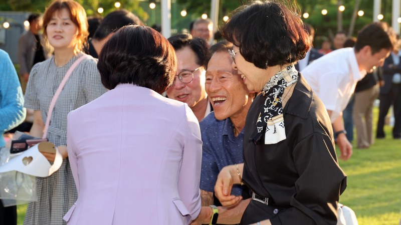 김보라 안성시장이 시민들과 악수를 하면서 소통하고 있다. /안성시