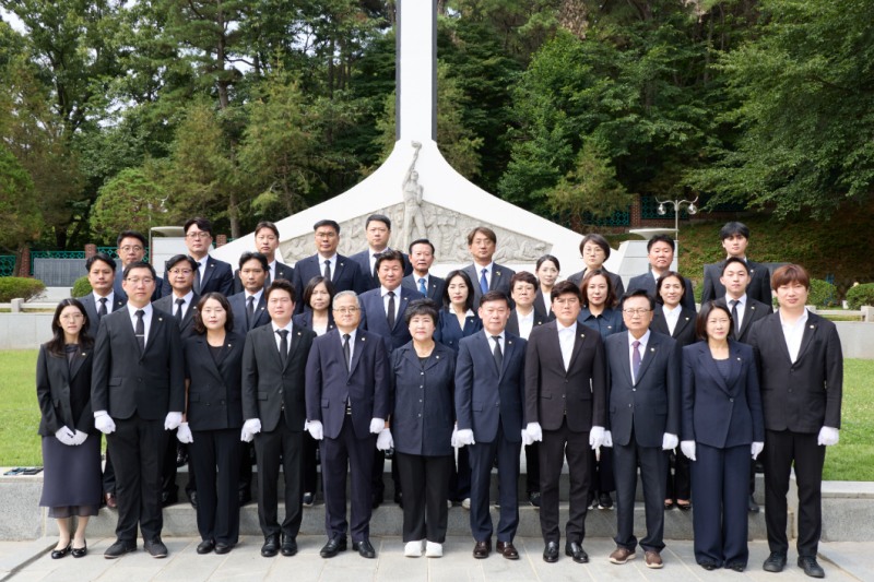용인특례시의회는 2일제10대 의회의 공식 출범을 알리며 현충탑을 참배했다./용인시의회