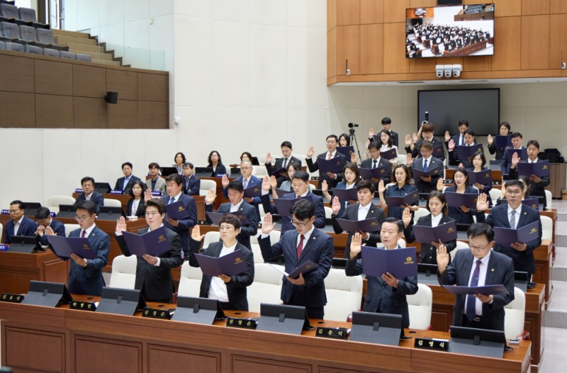 제10대 용인특례시의회 의원들이 선서르 하고있다. /용인시의회