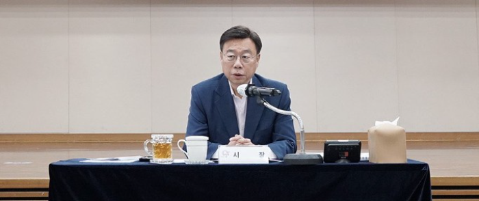 신상진 성남시장이 2일 시청 한누리에서 열린 7월 간부소통 회의를 주재하고 있다. /성남시