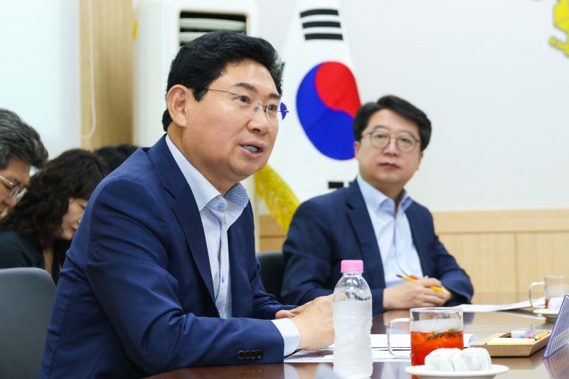 이상일 용인특례시장이 2일 용인서부소방서에서 열린 안전문화살롱 정기회의에서 소화전 주변 관리의 중요성에 대해 발언하고 있다./용인시