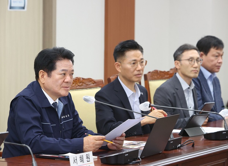 안양시는 최대호 안양시장(맨 왼쪽) 주재로 2일 3층 전자회의실에서 열린 민선 9기 첫 간부회의에서 민선 9기 시정 운영 방향을 공유하고 시정 핵심 과제의 실천 방안을 논의했다./안양시