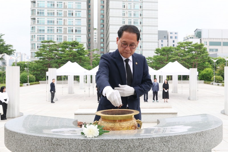 경기도의회 민주당 안광률 대표의원이 현충탑에 분향을 하고있다. /경기도의회