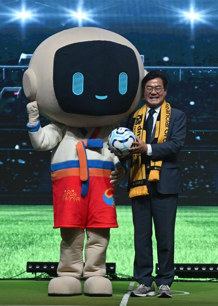 박찬대 인천시장이 2일 송도컨벤시아에서 열린 '로보컵 2026 인천' 개막식에서 시축을 하고 있다./인천시