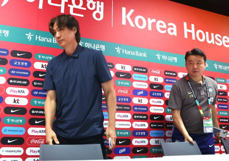 퇴장하는 홍명보. / 사진=연합뉴스