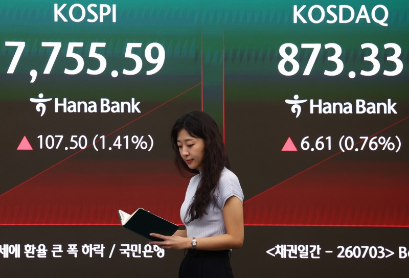 3일 서울 중구 하나은행 딜링룸 현황판에 코스피 등이 표시되고 있다./연합뉴스