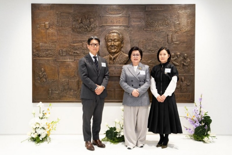 송영숙 한미그룹 회장(가운데)과 임주현 부회장, 임종훈 사장이 2026년 3월 2일 서울 송파구 한미 C&C스퀘어에서 열린 임성기 선대회장의 동판 조형물 제막식에서 기념촬영을 하고 있다./한미그룹