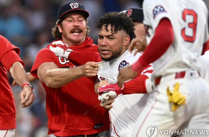 MLB 보스턴과 워싱턴 경기서 벌어진 몸싸움. 가운데가 콘트레라스. / 사진=연합뉴스