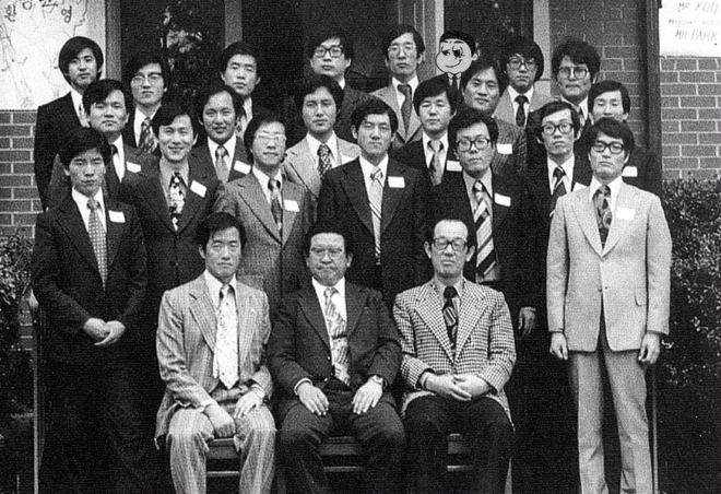 구자경 럭키그룹(현 LG그룹) 회장(앞줄 가운데)이 1976년 2월 금성사가 정비창 건설을 앞두고 운영 핵심요원을 육성하고자 실시한 마국 현츠빌 MMCA(미 육군 유도탄정비학교)에서 연수 중인 기술 요원들을 격려하기 위해 방문해 기념촬영을 하고 있다. 사진= LIG D&A