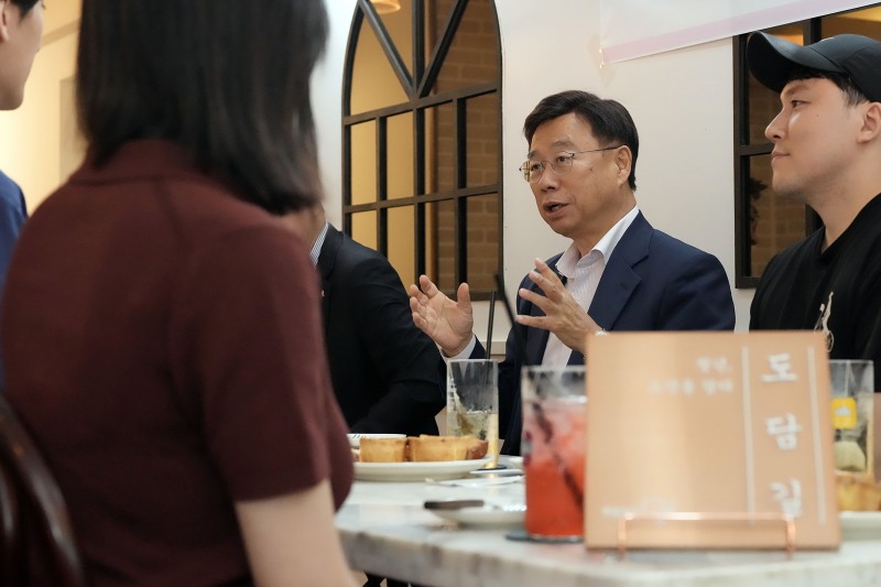 신상진 성남시장은 2일 중원구 성남동 도담길 청년창업 공간에서 청년 창업가들을 만나 간담회를 열었다. /성남시