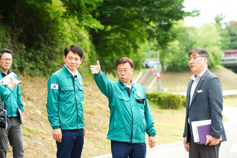 신상진 성남시장이 2일 분당구 야탑동 탄천 일대 안전관리 실태 점검에 나서고 있다. 성남시