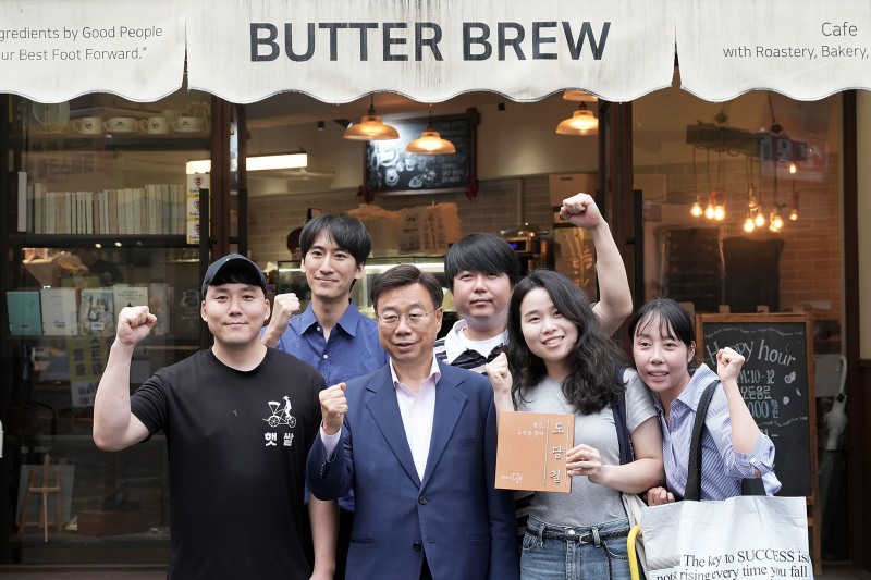 신상진 성남시장이 2일 도담길 청년창업 공간에서 청년 창업가들과 간담회 후 기념촬영을 하고있다. /성남시