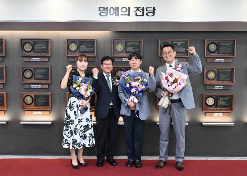 NH농협손해보험은 지난 2일 서울 서대문구 본사에서 ‘2026 명예의 전당 개인 부문 헌액식’을 개최했다고 3일 밝혔다. 송춘수 대표이사(사진 왼쪽 두번째)가 헌액자들과 기념촬영을 하고 있다./NH농협손해보험