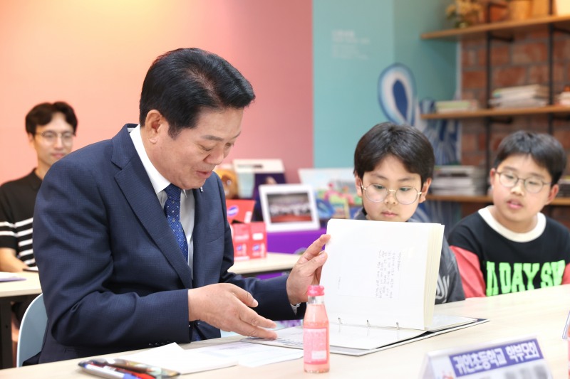 최대호 안양시장이 귀인초등학교 어린이들이 직접 쓴 교통 감사 엽서를 읽어 보고 있다. /안양시