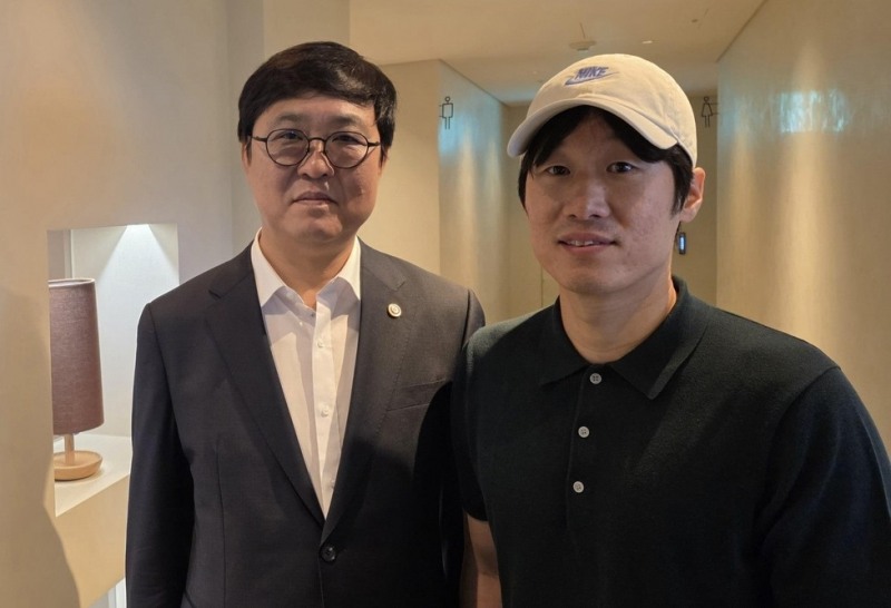 최휘영 문체부 장관과 박지성 해설위원. / 사진=연합뉴스