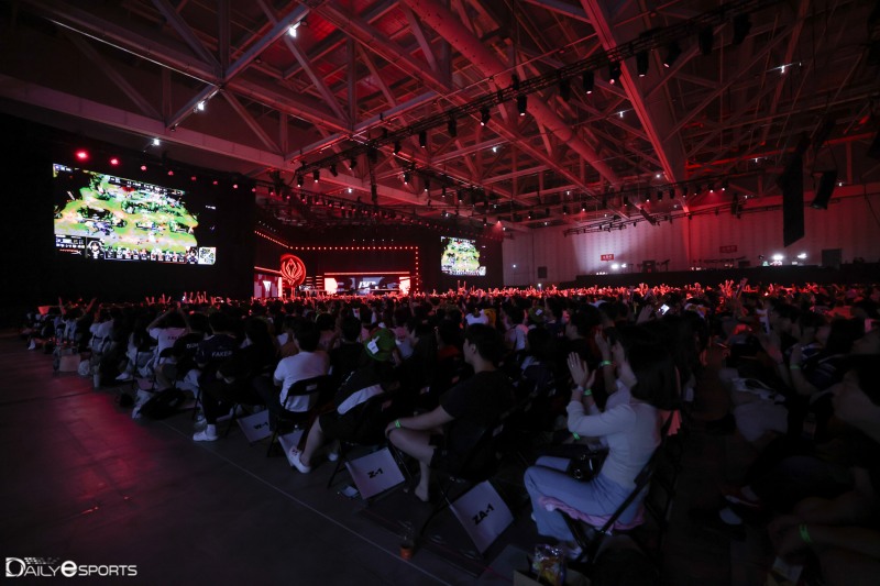 경기장서 MSI 관전하는 많은 팬.