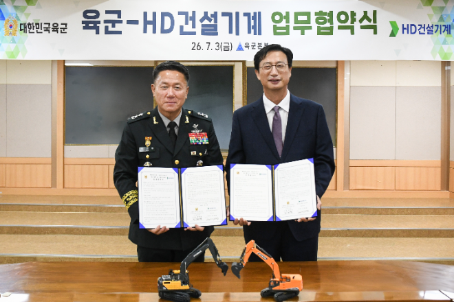 문재영 HD건설기계 사장(오른쪽)과 하현철 육군본부 군수참모부장 소장이 3일 충남 계룡대에서 건설장비 무인화 등 기술 교류 및 정비 인력 양성을 위한 업무협약을 체결한 뒤 기념촬영을 하고 있다. 사진= HD건설기계