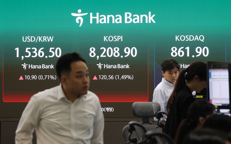 6일 서울 중구 하나은행 본점 딜링룸 현황판에 코스피 등이 표시되고 있다. 이날 코스피는 전장보다 98.48포인트(1.22%) 오른 8186.82에 개장했다./연합뉴스