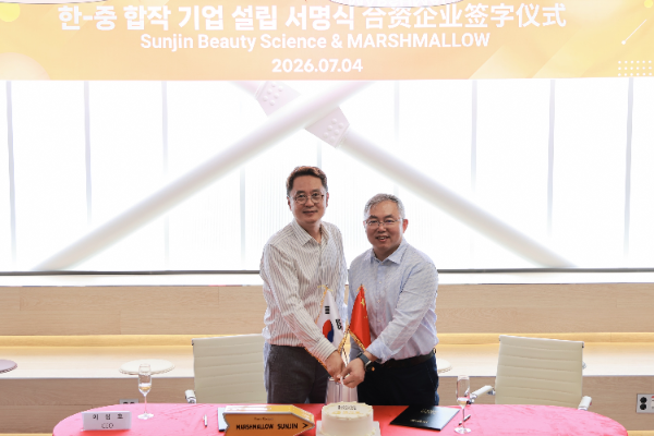 선진뷰티사이언스 이성호 대표(왼쪽)와 코펀그룹 푸중 대표